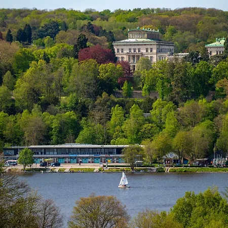 Modern, Komplett Saniert, In Zentraler Citylage Beim Kennedyplatz, Voll Ausgestatte Kueche, Offener Wohn- Und Essbereich, Helle Raeume Apartman *