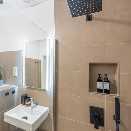 Modern, Komplett Saniert, In Zentraler Citylage Beim Kennedyplatz, Voll Ausgestatte Kueche, Offener Wohn- Und Essbereich, Helle Raeume *