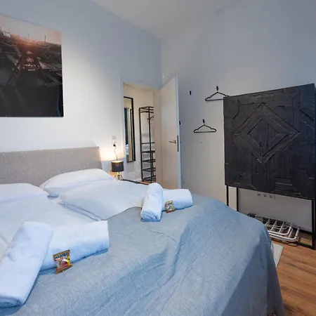 Apartmán Modern, Komplett Saniert, In Zentraler Citylage Beim Kennedyplatz, Voll Ausgestatte Kueche, Offener Wohn- Und Essbereich, Helle Raeume