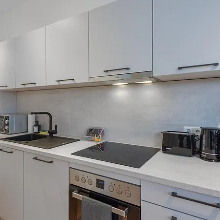 Modern, Komplett Saniert, In Zentraler Citylage Beim Kennedyplatz, Voll Ausgestatte Kueche, Offener Wohn- Und Essbereich, Helle Raeume Apartman *