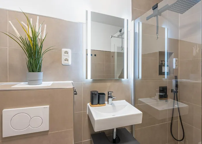 Modern, Komplett Saniert, In Zentraler Citylage Beim Kennedyplatz, Voll Ausgestatte Kueche, Offener Wohn- Und Essbereich, Helle Raeume Lejlighed