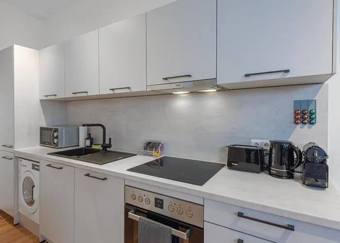 Modern, Komplett Saniert, In Zentraler Citylage Beim Kennedyplatz, Voll Ausgestatte Kueche, Offener Wohn- Und Essbereich, Helle Raeume Apartament *